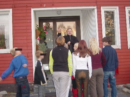 The manager of Parikanniemi Children Home, Henrik "Henkka" Ohlis, is chatting with the youngsters.